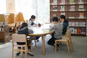 図書館で資料調べ