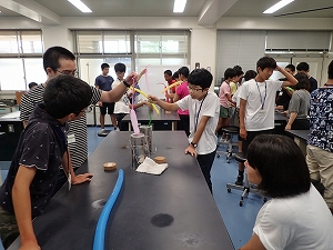 風船を液体窒素につける実験