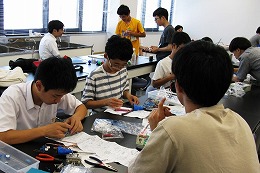 学生メンター（高専生）に助言をもらいながらロボット制