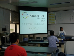 講座風景　シンガポールでの学会の説明