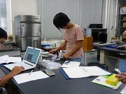 講座風景 実験をしている様子
