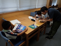 講座風景　図書館で調べる受講生