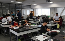 講座風景 発泡スチロールを加工する受講生