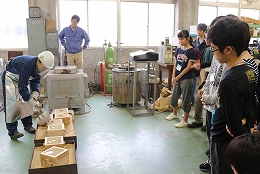 講座風景 砂型にアルミニウムを注ぎ込む様子