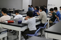 講座風景　深層学習の基礎について講義を受ける受講生たち