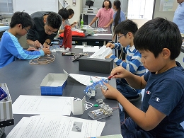 講座風景　ロボットを改造する小学生