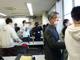 講座風景　作った望遠鏡をのぞく受講生