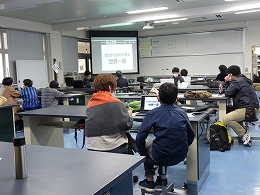 講演をオンラインで聞く会場の受講生